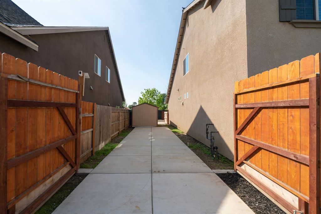 Image 39 of property listing at 2027 W Babcock Avenue, Visalia, CA 93291