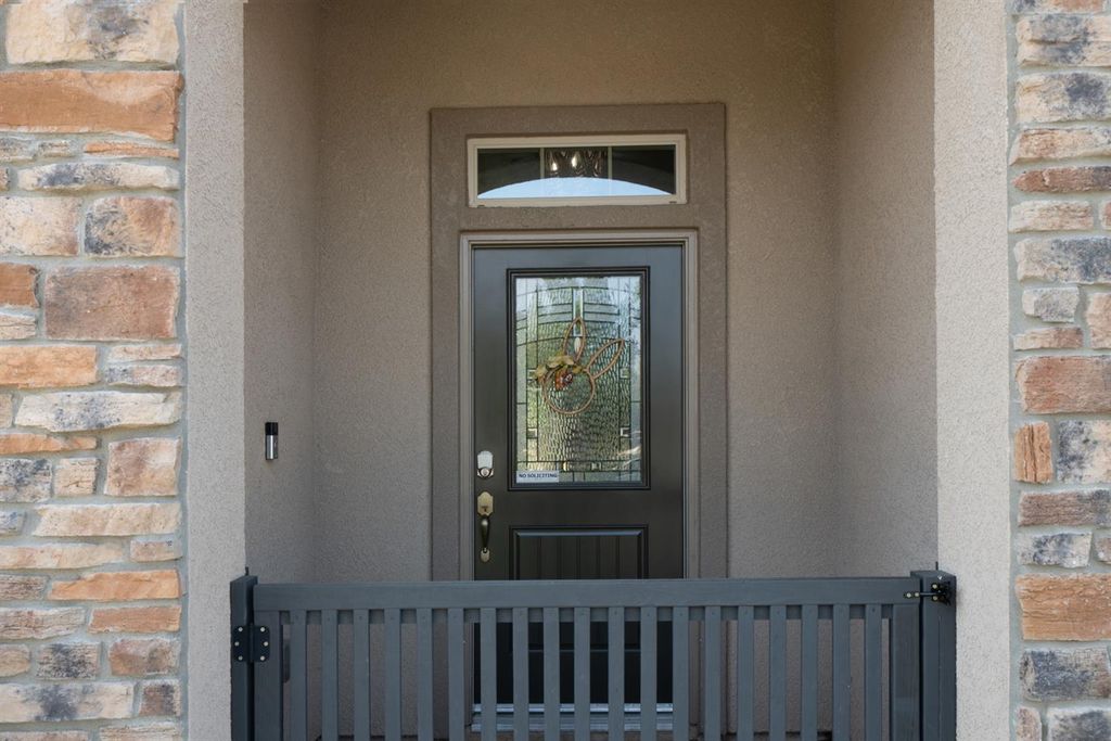 Image 5 of property listing at 2027 W Babcock Avenue, Visalia, CA 93291