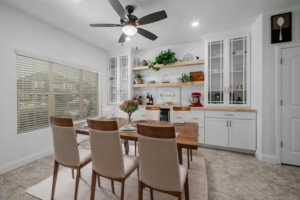 Image 6 of property listing at 2027 W Babcock Avenue, Visalia, CA 93291