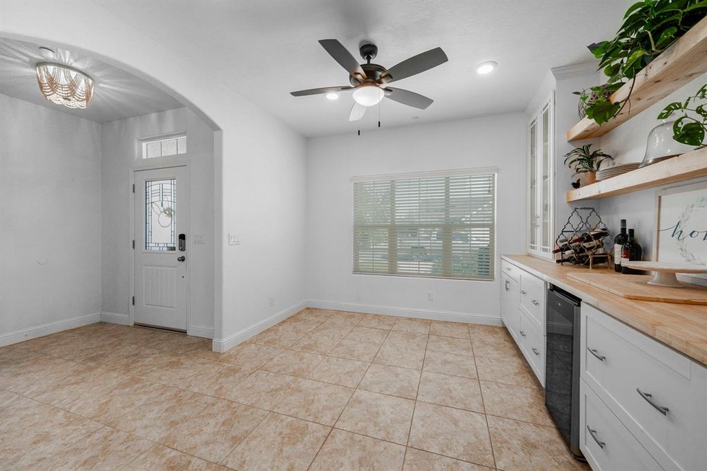 Image 8 of property listing at 2027 W Babcock Avenue, Visalia, CA 93291