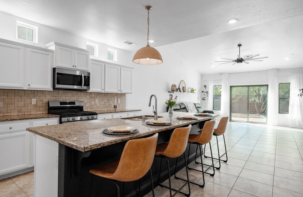 Image 9 of property listing at 2027 W Babcock Avenue, Visalia, CA 93291