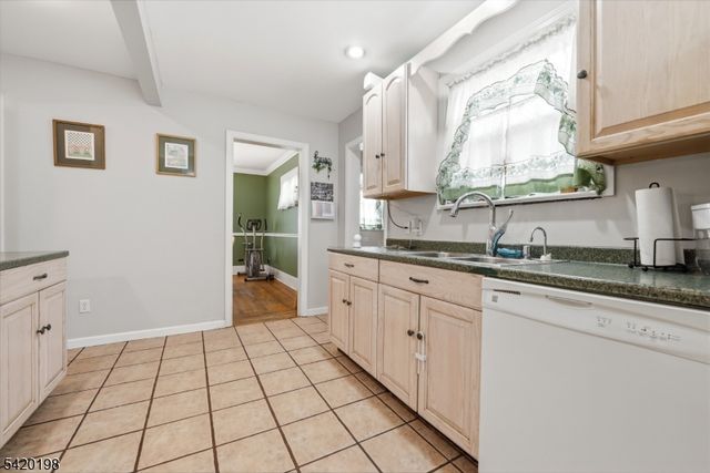 27 Reservoir Pl, Belleville Twp., NJ 07109