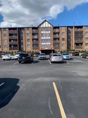 10420 Circle Drive 22B, Oak Lawn, IL 60453