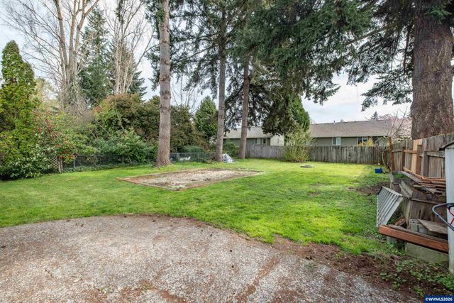 1447 Filbert St, Lebanon, OR 97355