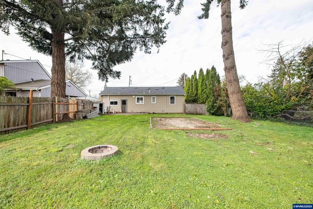 1447 Filbert St, Lebanon, OR 97355