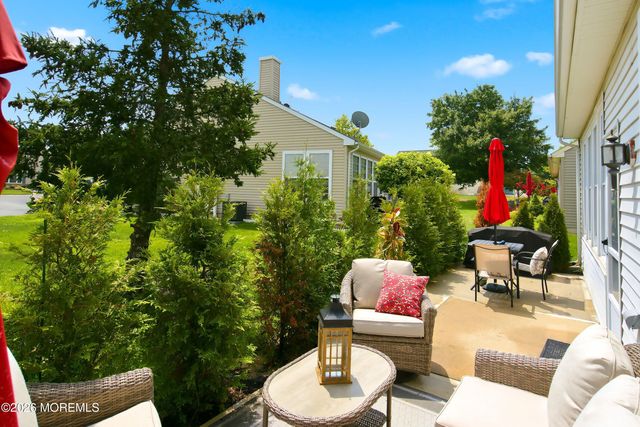 8 Bridle Way, Manchester, NJ 08759