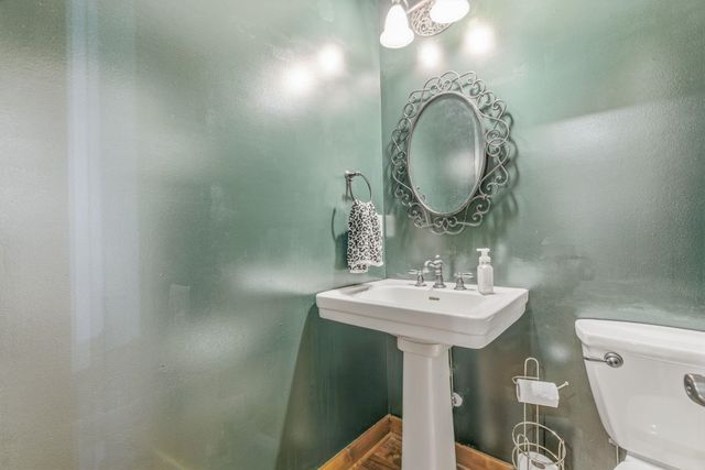 1402 Chaumont Cir, Andover, KS 67002