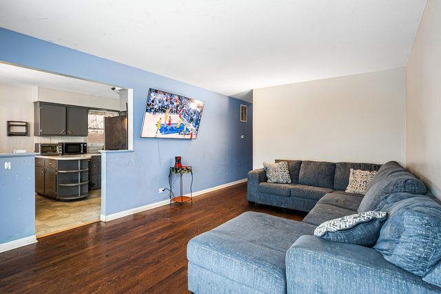 7727 New England Avenue, Burbank, IL 60459