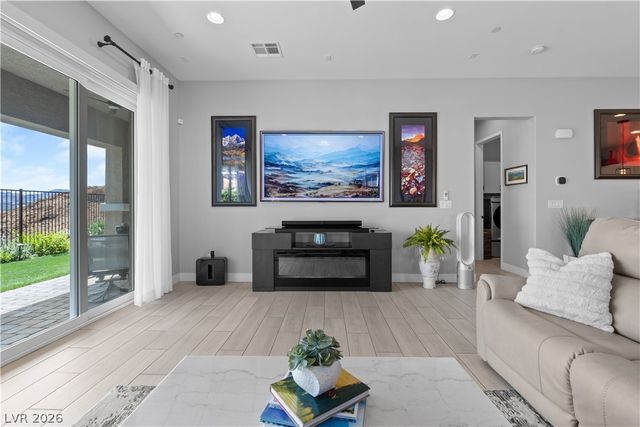 80 Tatahatso Point Street, Henderson, NV 89011