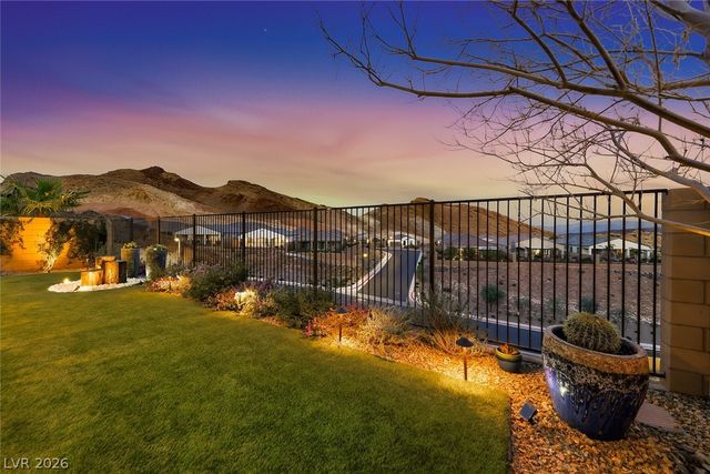 80 Tatahatso Point Street, Henderson, NV 89011