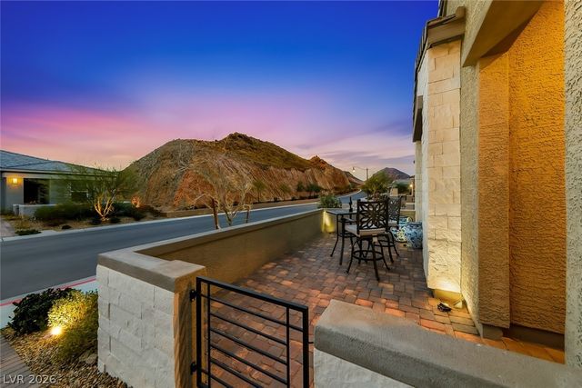 80 Tatahatso Point Street, Henderson, NV 89011