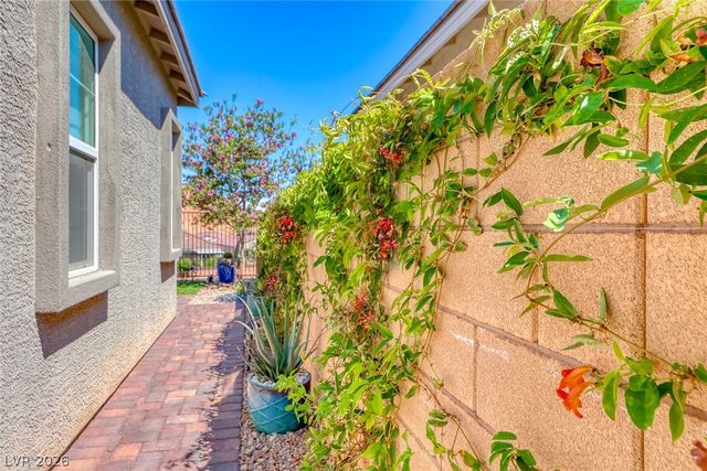 80 Tatahatso Point Street, Henderson, NV 89011