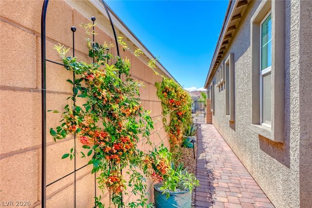 80 Tatahatso Point Street, Henderson, NV 89011