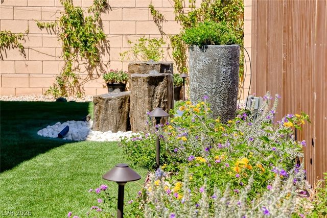 80 Tatahatso Point Street, Henderson, NV 89011