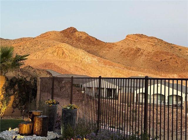 80 Tatahatso Point Street, Henderson, NV 89011