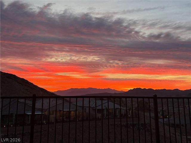 80 Tatahatso Point Street, Henderson, NV 89011