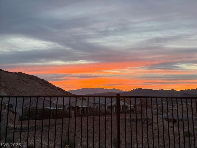 80 Tatahatso Point Street, Henderson, NV 89011