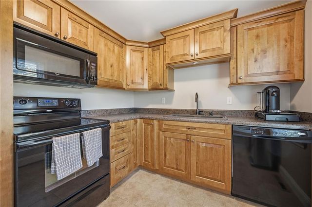 6101 W 76th Street, Prairie Village, KS 66208