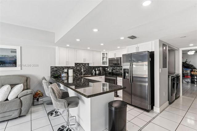 6173 NW 181st Terr Cir N, Hialeah, FL 33015