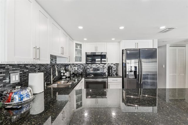 6173 NW 181st Terr Cir N, Hialeah, FL 33015