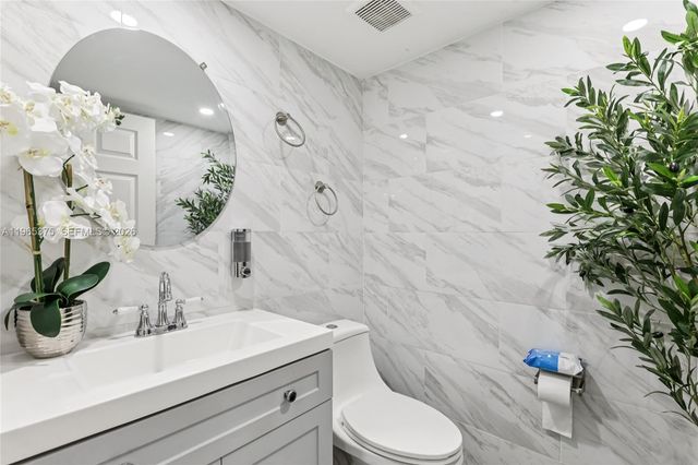 6173 NW 181st Terr Cir N, Hialeah, FL 33015