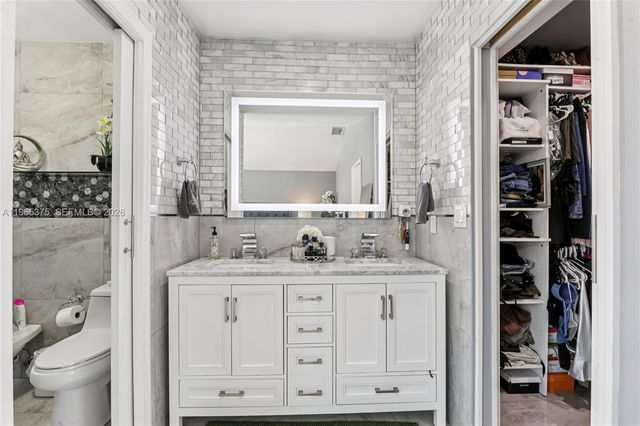 6173 NW 181st Terr Cir N, Hialeah, FL 33015