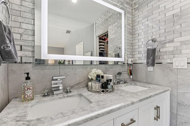 6173 NW 181st Terr Cir N, Hialeah, FL 33015