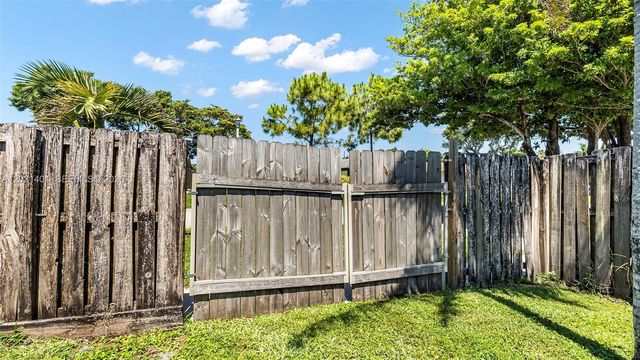 9741 NW 5th St 9741, Pembroke Pines, FL 33024