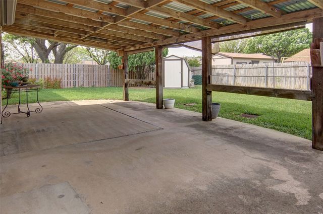 7405 Meadowdale Drive, Watauga, TX 76148