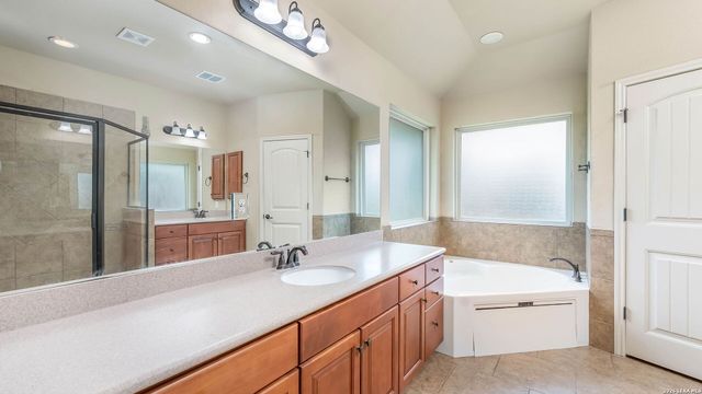 15606 Fox Ln, Selma, TX 78154