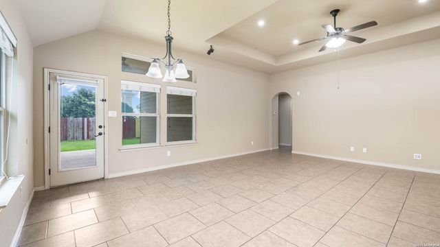 15606 Fox Ln, Selma, TX 78154