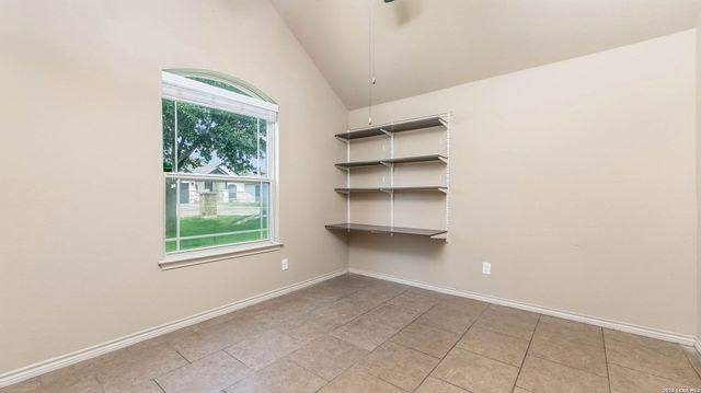 15606 Fox Ln, Selma, TX 78154