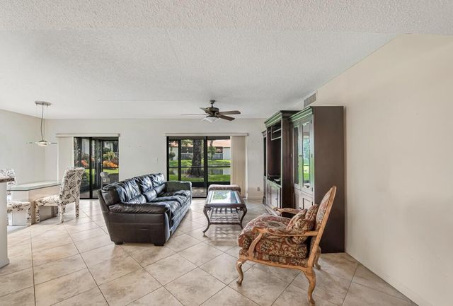 10851 Palm Lake Avenue 101, Boynton Beach, FL 33437