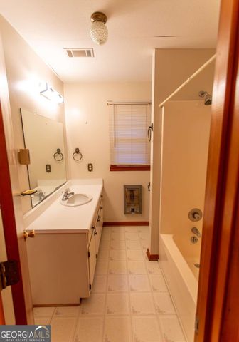 4360 E River Road, Baxley, GA 31513