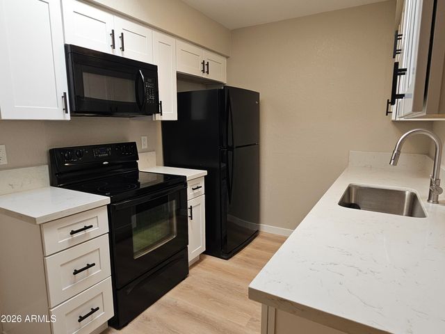 520 W HONONEGH Drive 6, Phoenix, AZ 85027