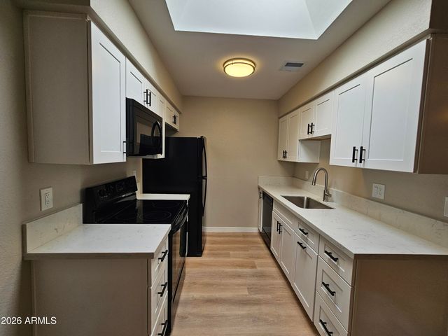 520 W HONONEGH Drive 6, Phoenix, AZ 85027