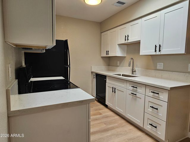 520 W HONONEGH Drive 6, Phoenix, AZ 85027