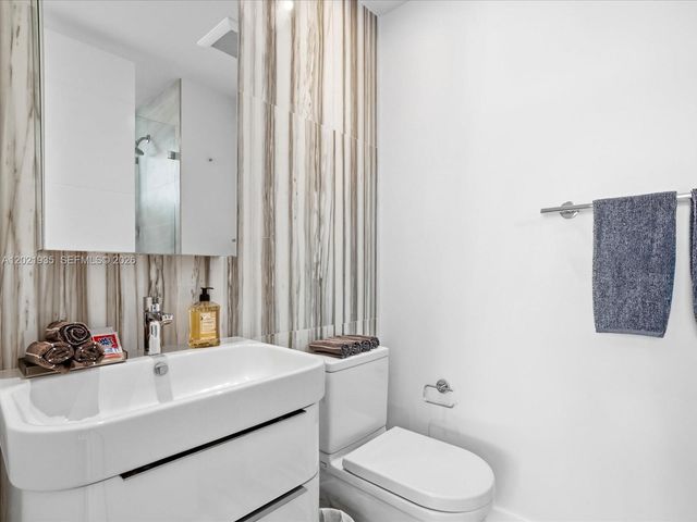 125 Hampton Ln, Key Biscayne, FL 33149