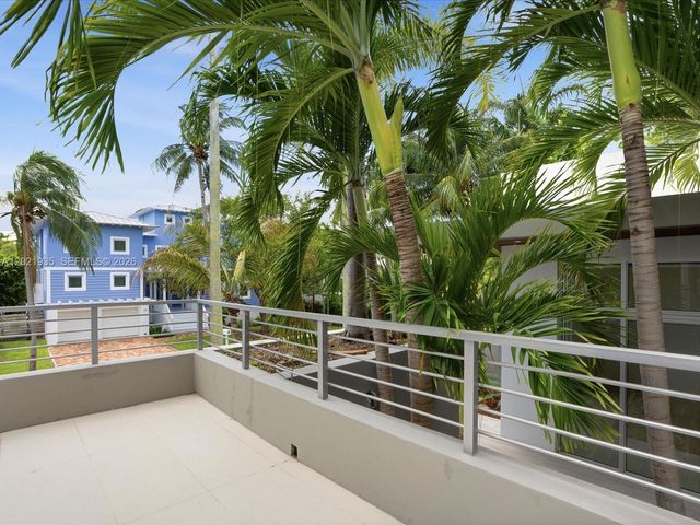 125 Hampton Ln, Key Biscayne, FL 33149
