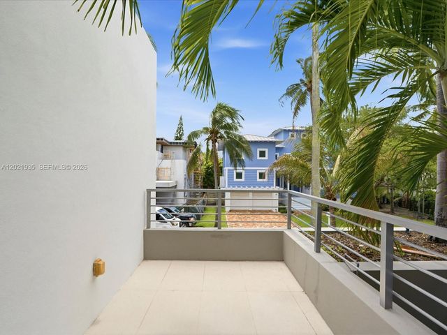 125 Hampton Ln, Key Biscayne, FL 33149