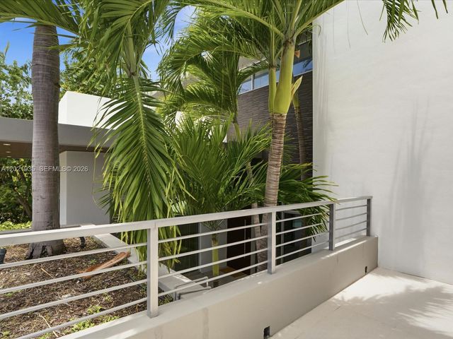125 Hampton Ln, Key Biscayne, FL 33149
