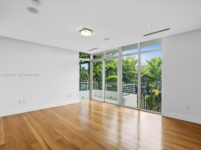 125 Hampton Ln, Key Biscayne, FL 33149