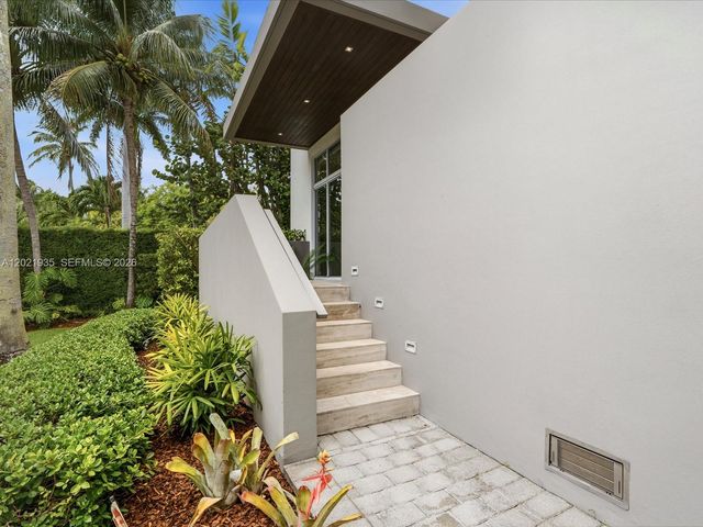 125 Hampton Ln, Key Biscayne, FL 33149