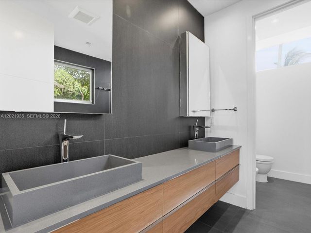 125 Hampton Ln, Key Biscayne, FL 33149