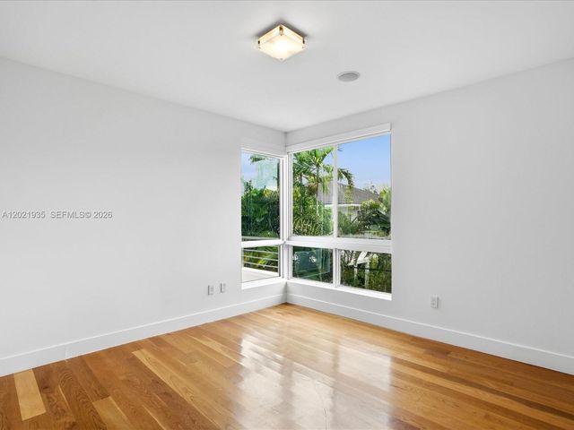 125 Hampton Ln, Key Biscayne, FL 33149
