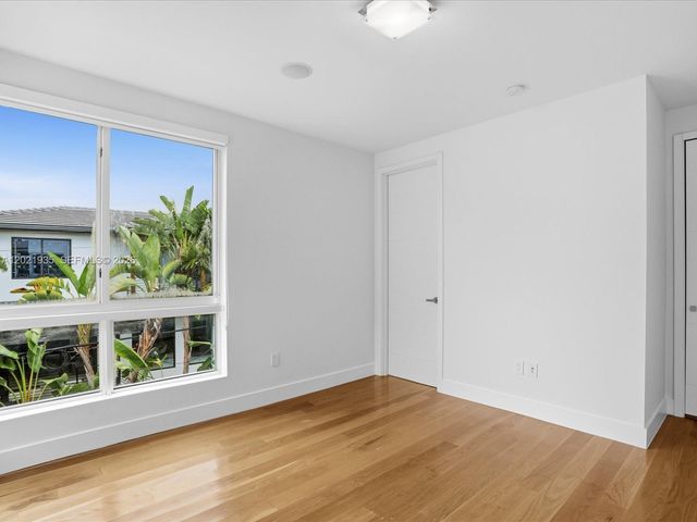 125 Hampton Ln, Key Biscayne, FL 33149