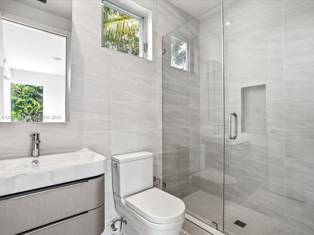 125 Hampton Ln, Key Biscayne, FL 33149