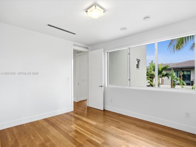 125 Hampton Ln, Key Biscayne, FL 33149