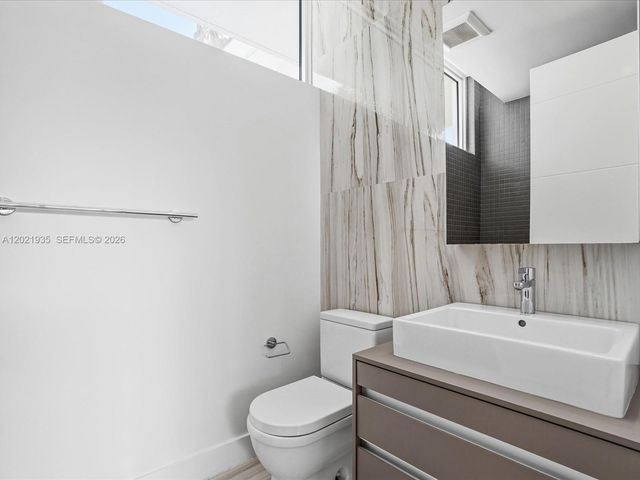 125 Hampton Ln, Key Biscayne, FL 33149