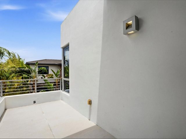 125 Hampton Ln, Key Biscayne, FL 33149
